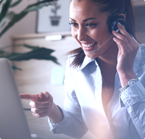 Fotografia de uma mulher branca atendendo o telefone